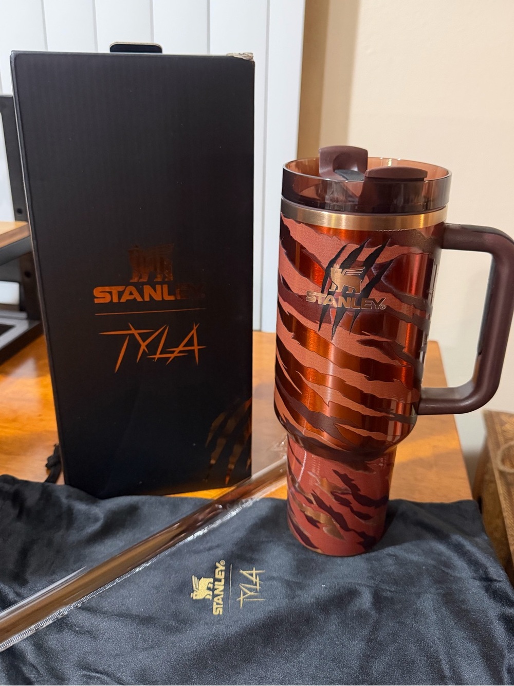 Replica Tyla 40 oz Flowstate H20 Quencher Tiger Stripe Tumbler NIB